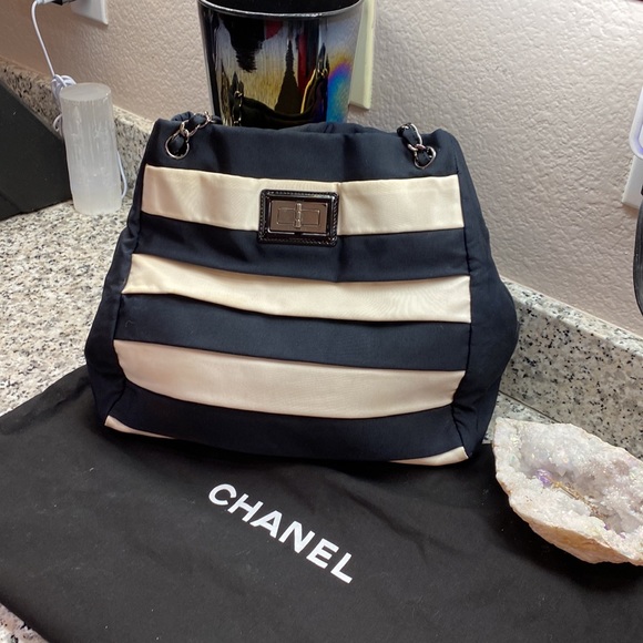 Auth. Chanel 2.55 Reissue Black & White Tote Bag - Picture 11 of 17